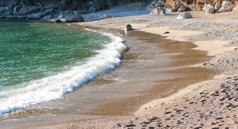 意大利意大利斯卡里鹅卵石海滩的景色风景意大利树