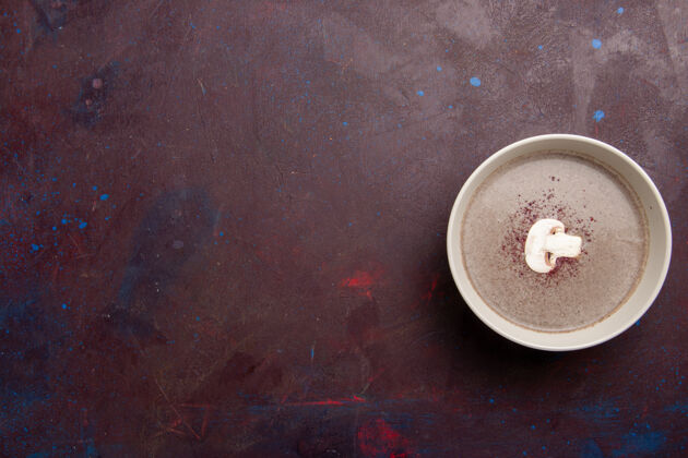 饭顶视图蘑菇汤内板上的黑暗空间调味品食物汤