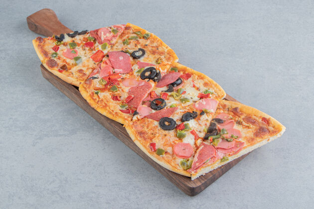 午餐把披萨片捆在大理石上的小托盘上托盘果皮美味