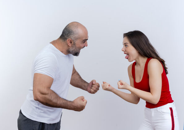 成人打架的成年夫妇愤怒的男女伸出拳头 孤立地看着对方打架女人男人