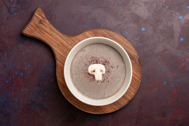 勺子顶视图美味的蘑菇汤内板上的黑暗空间容器美食饭菜
