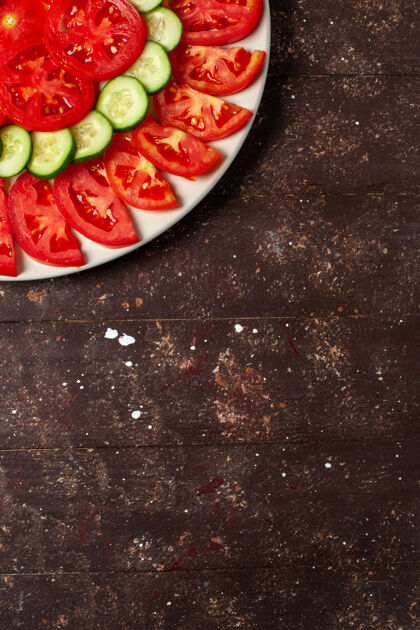 美味顶视图新鲜的红色西红柿切片新鲜沙拉在棕色空间菜肴蔬菜西红柿