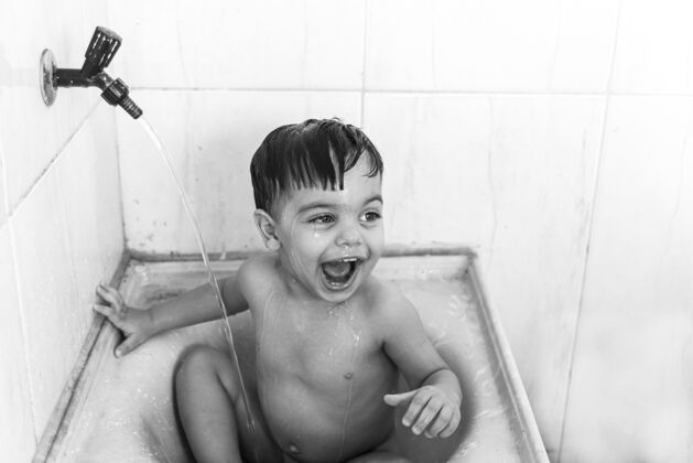 水龙头男婴在水槽里洗澡宝贝男孩童年