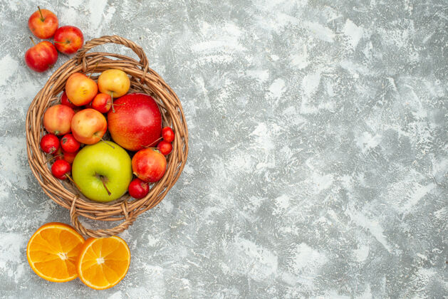 浆果顶视图水果组成李子和苹果上的光白色空间淡白色苹果饮食