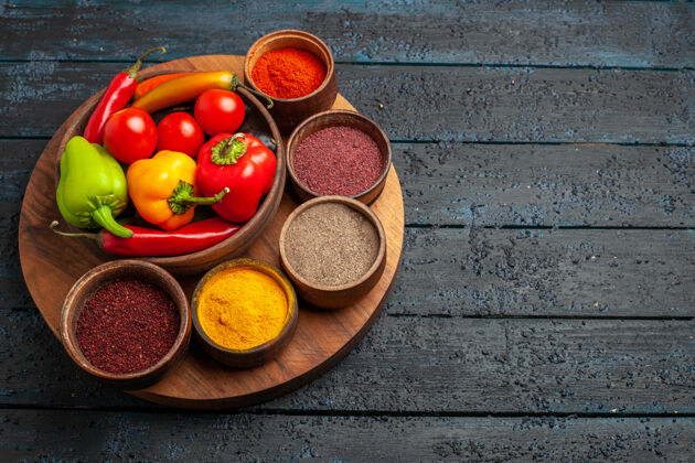 桶在黑暗的桌子上俯瞰不同调味料的新鲜蔬菜健康顶部可食用水果