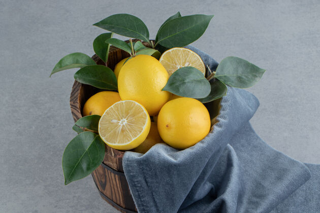 饮食柠檬和树叶堆在大理石上的桶里配料健康营养