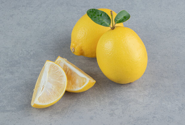 饮食整个柠檬和切片展示在大理石上营养多汁健康
