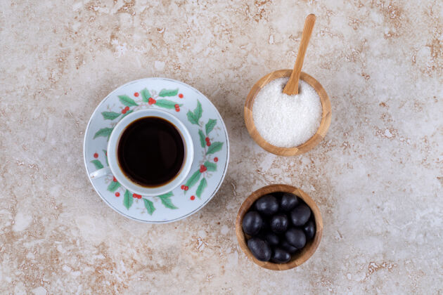 勺子小碗糖和糖果旁边的一杯咖啡糖咖啡