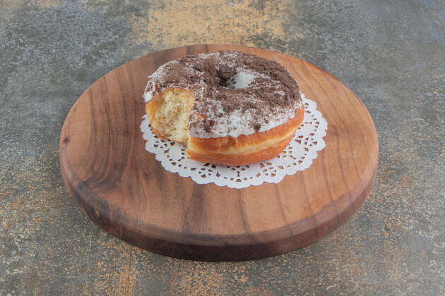 糕点在木板上咬的甜甜圈烘焙美味釉面