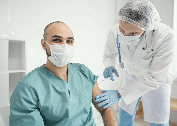 大流行医生在诊所给病人接种疫苗病毒感染疫苗
