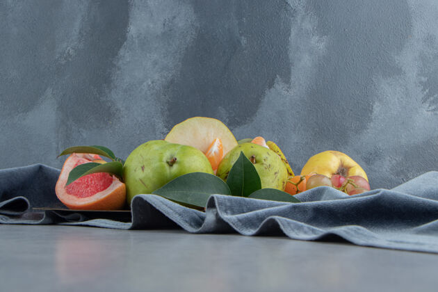 橘子各种水果捆在大理石上的一块布上葡萄梨水果