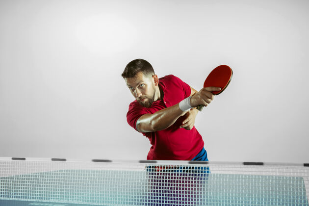男子打乒乓球的年轻人球专注运动
