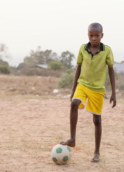 足球一个拿着足球的非洲小孩非洲玩孩子