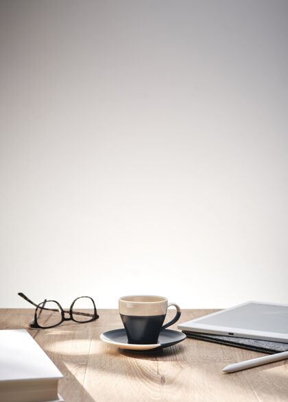 复制空间美丽的镜头光学眼镜和一个杯子在一个白色背景和文本空间的桌子上铅笔桌面黑色