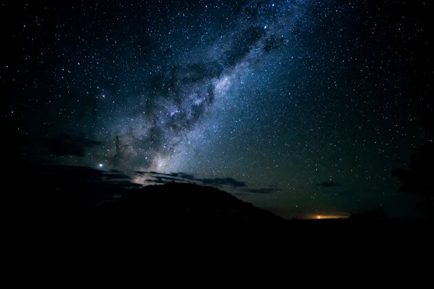 星星夜晚星空下群山轮廓的惊险镜头轮廓自然天空