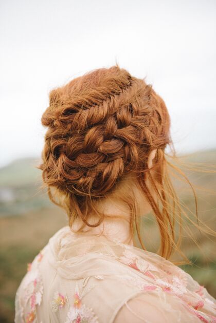 纺织美丽的垂直图片编织头发的姜女封闭身体山