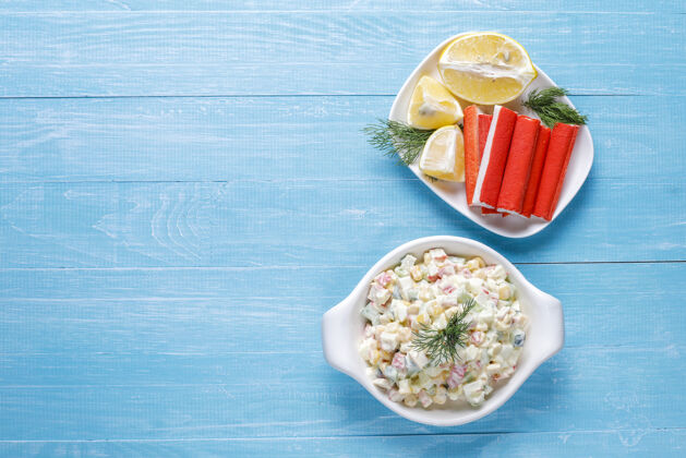 螃蟹沙拉配蟹肉 鸡蛋 玉米和黄瓜美味俄罗斯午餐