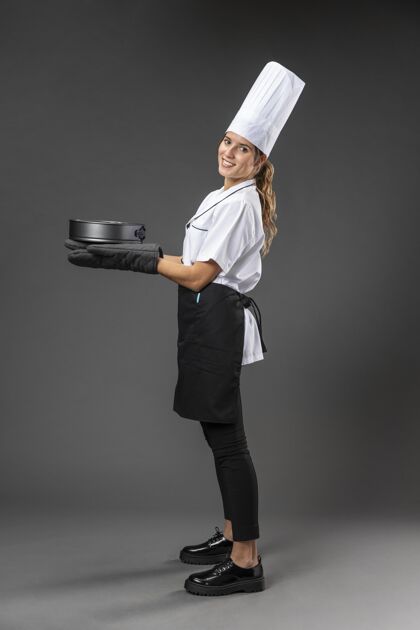 员工用平底锅给女厨师画像烹饪手套女姿势