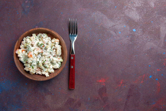 煎锅顶视图美味的梅耶奈斯沙拉与鸡肉内板上的黑暗空间肉蔬菜晚餐