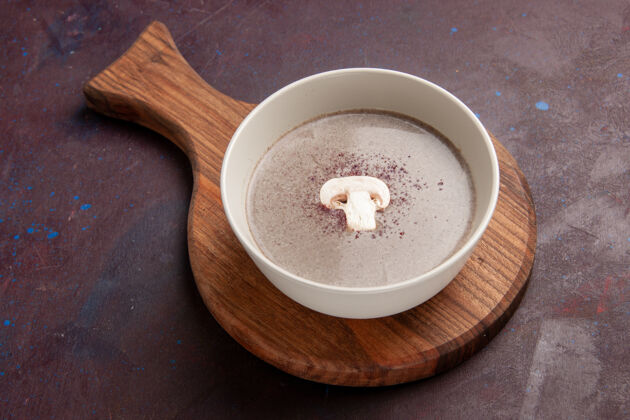 热的顶视图美味的蘑菇汤在黑暗空间的盘子里汤碗晚餐咖啡