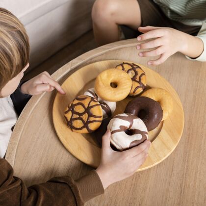 孩子孩子们在家吃甜甜圈快乐营养饥饿