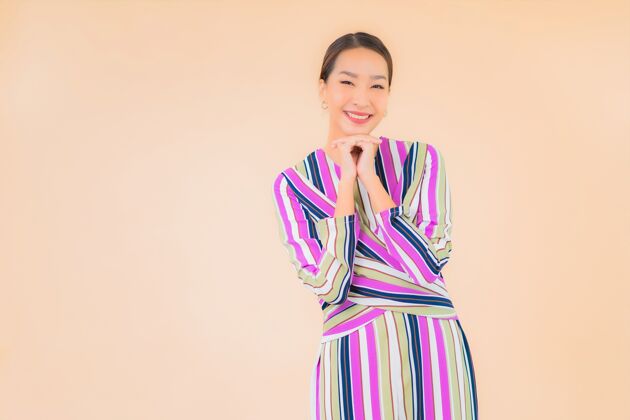 欢呼肖像美丽的亚洲年轻女子微笑放松在行动上的色彩越南情感墙