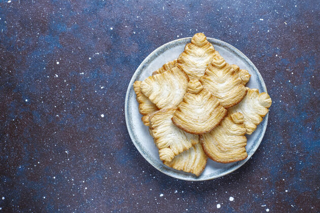 小吃圣诞树形状的酥皮饼干传统顶视图面包房