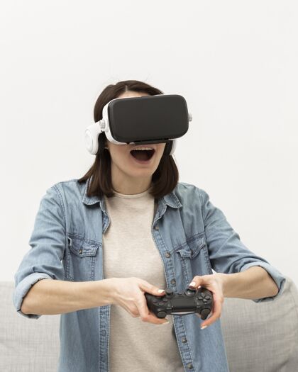 设备戴着虚拟现实耳机的女性肖像？玩虚拟现实模特虚拟现实眼镜
