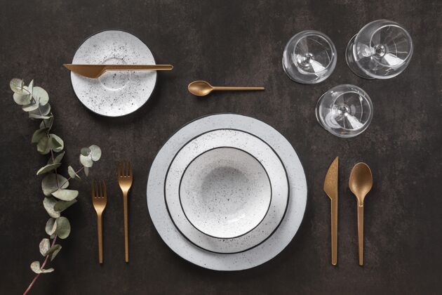 桌子盘子 餐具和眼镜顶视图排列水平图俯视图