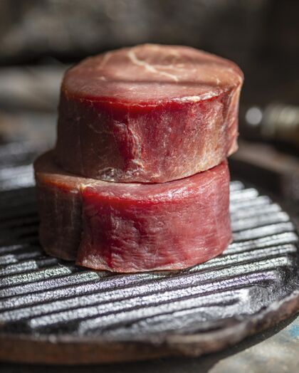 垂直生肉放在烤架上食物肉烹饪