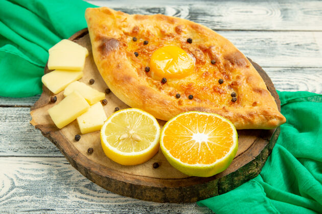 早餐俯瞰美味的鸡蛋面包与奶酪烤在一个乡村的灰色书桌食物葡萄柚顶部