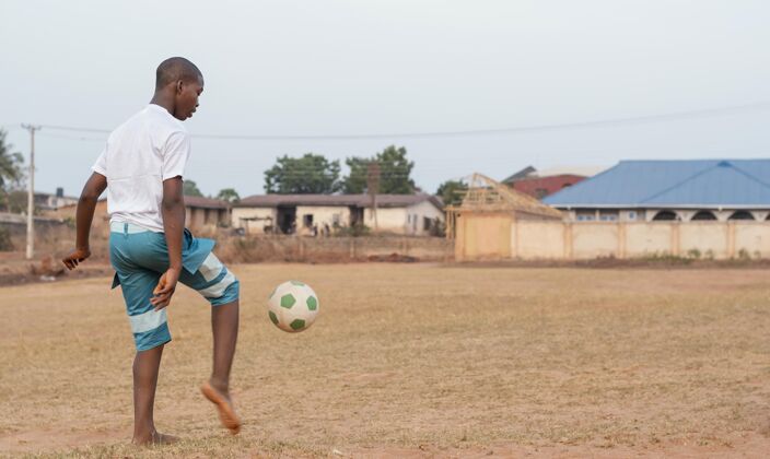 足球孩子们在踢足球足球玩非洲