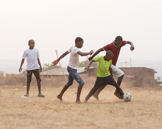 足球孩子们在踢足球足球玩足球比赛