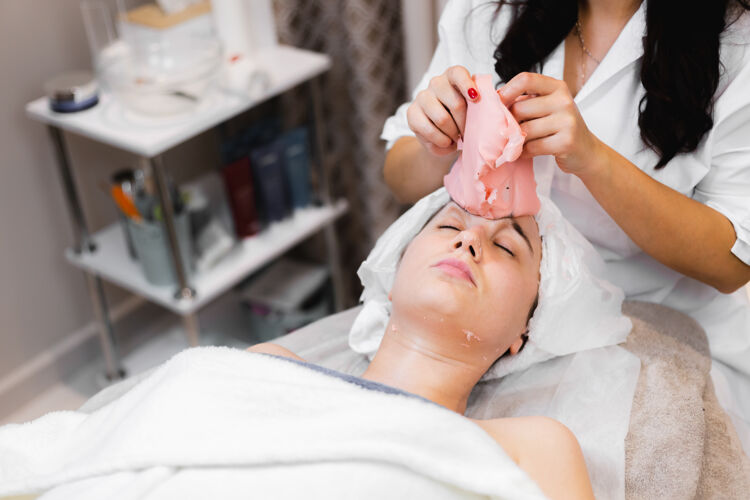 美容师去除海藻酸钠面膜过程美容院水疗女性健康