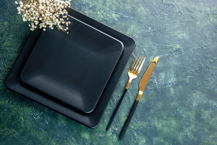 厨房顶视图黑色方形板 带金色刀叉 深色背景 餐具 晚餐 厨房 餐厅 免费空间钱包背景晚餐