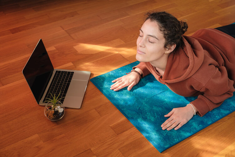 冥想在线瑜伽课上 女性在垫子上伸展身体健康运动健康
