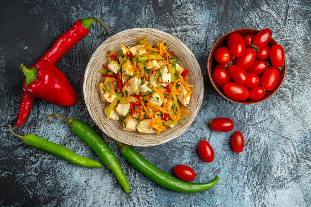 晚餐鸡肉沙拉的顶视图 新鲜蔬菜放在浅色表面辣椒鸡肉沙拉食物