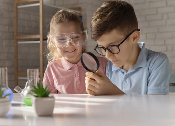 水平带放大镜的中镜头小孩实验科学教育