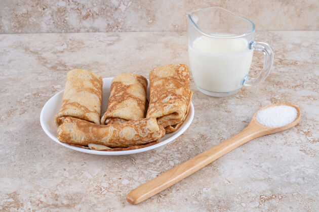 烘焙早餐或甜点用自制薄薄的新鲜薄饼圆圆早餐