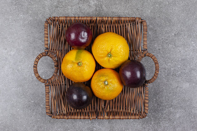 柑橘柳条篮子里放着各种新鲜水果美味食物美味
