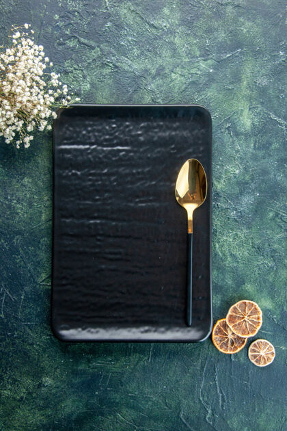 勺子顶视图黑色盘子 深蓝色表面上有金色勺子 餐厅餐具用餐服务颜色食物关闭约束