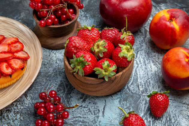 甜点深色表面上有新鲜草莓的水果蛋糕正面图正面健康饮食
