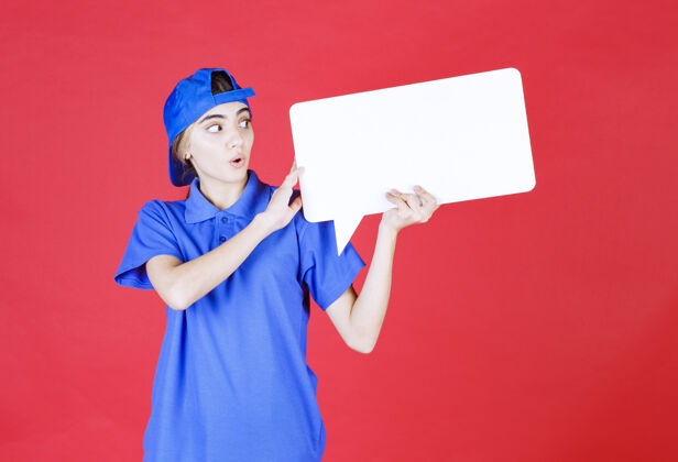 休闲穿着蓝色制服的女服务人员拿着一个长方形的问讯台聪明项目人类