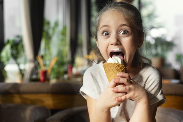 中镜头中镜头笑脸女孩吃冰淇淋美味水平孩子