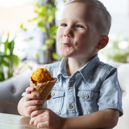 童年中枪男孩吃冰淇淋中枪美味烹饪