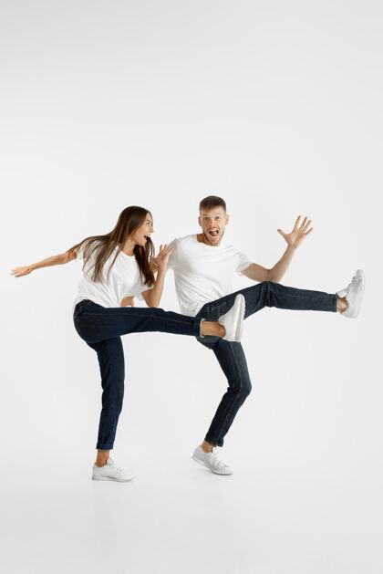 哇美丽的年轻夫妇的肖像在白色工作室背景上孤立面部表情 人类情感 广告概念广告空间女人和男人一起跳 跳舞或跑步女性乐趣关系