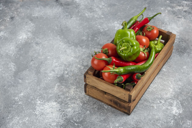 绿色装满新鲜蔬菜的木箱放在大理石上辣椒营养番茄