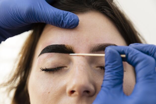 眉毛正在接受美容师美眉治疗的女人美容美容专业