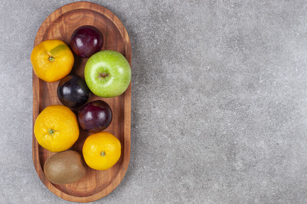 木头新鲜的各种水果放在木制的厨房板上柿子食物新鲜