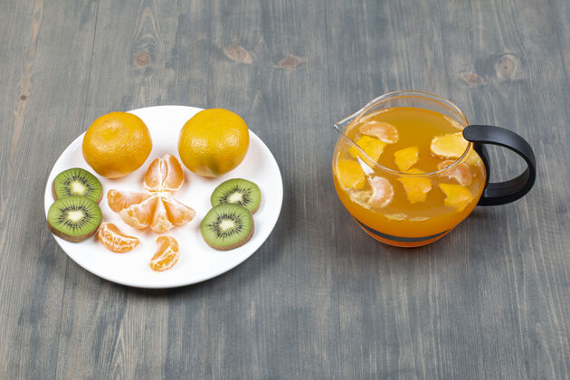 罐子用一瓶果汁把各种水果切成薄片美味木头多汁